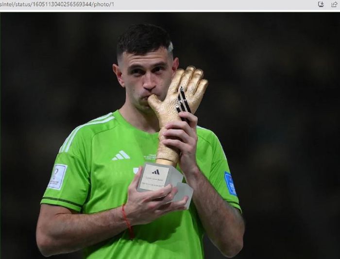 Emiliano Martinez saat memenangkan penghargaan Golden Gloves atau Kiper Terbaik Piala Dunia 2022.