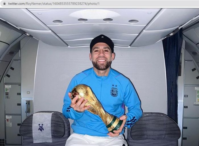 Bek timnas Argentina, Nicolas Otamendi, saat berpose dengan trofi Piala Dunia 2022.