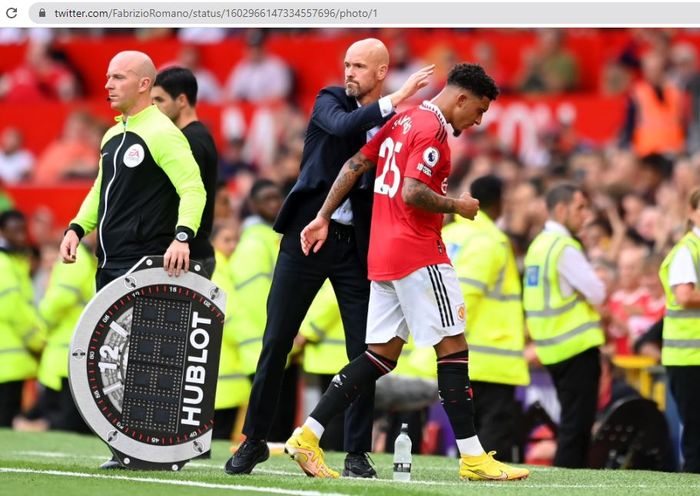 Momen saat Erik ten Hag mengganti Jadon Sancho dalam sebuah laga Manchester United di Liga Inggris 2022-2023.