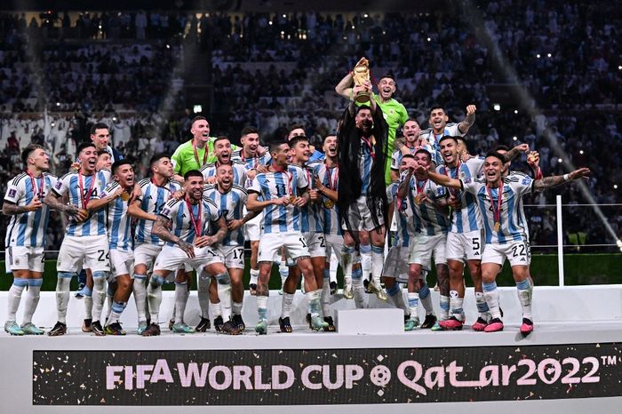 Lionel Messi mengangkat trofi juara Piala Dunia 2022 usai timnas Argentina kalahkan timnas Prancis pada final di Lusail, Qatar (18/12/2022).