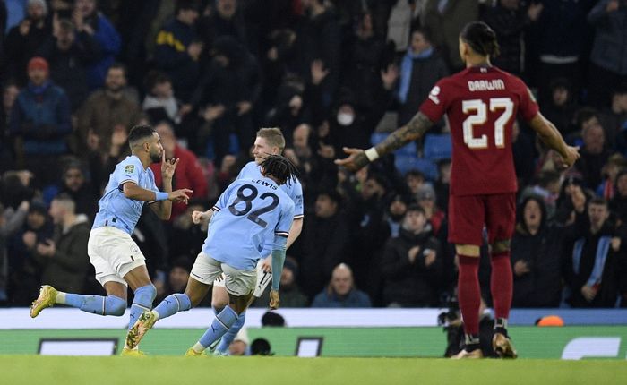 Riyad Mahrez (kiri), merayakan golnya ke gawang Liverpool dalam laga babak 16 besar Piala Liga Inggris 2022-2023, Jumat (23/12/2022)