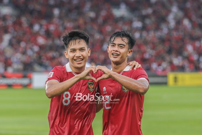 Witan Sulaeman dan Pratama Arhan melakukan selebrasi dalam laga timnas Indonesia melawan Kamboja di Grup A Piala AFF 2022, Jumat (23/12/2022) di SUGBK, Senayan.  