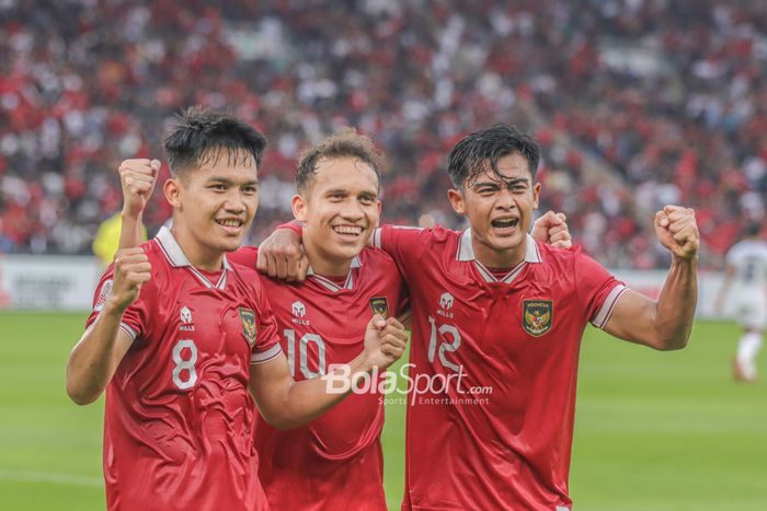 Witan Sulaeman, Egy Maulana Vikri, dan Pratama Arhan merayakan gol dalam laga timnas Indonesia melawan Kamboja di Grup A Piala AFF 2022, Jumat (23/12/2022) di SUGBK, Senayan.  
