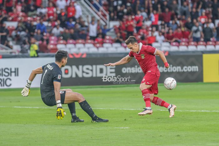 Kiper timnas Kamboja, Keo Soksela (baju hitam) kala satu lawan satu dengan striker Indonesia, Egy Maulana Vikri (tengah) saat bertanding dalam laga pekan pertama Grup A Piala AFF 2022 di Stadion Gelora Bung Karno, Senayan, Jakarta, 23 Desember 2022.