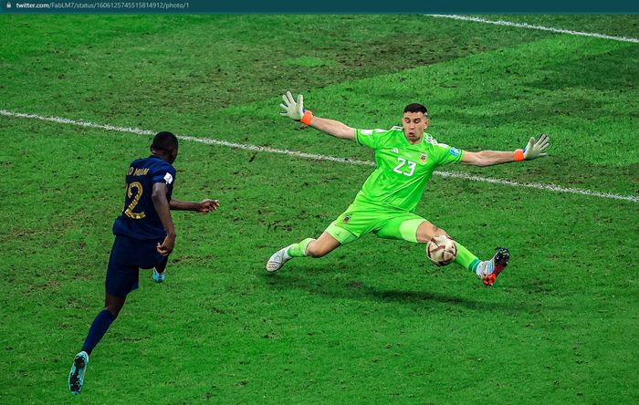 Momen Emiliano Martinez melakukan penyelamatan krusial di final Piala Dunia 2022 untuk timnas Argentina.