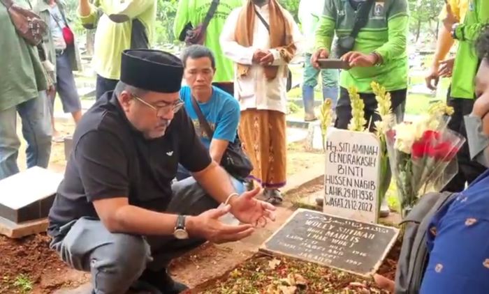 Rano Karno ziarah ke makam Aminah Cendrakasib di TPU Karet Bivak, Jumat (23/12/2022)