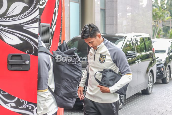 Kapten timnas Indonesia, Fachruddin Aryanto, sedang memasuki bus jelang keberangkatannya ke Malaysia dalam menatap laga kedua menghadapi timnas Brunei Darussalam dalam laga pekan kedua Grup A Piala AFF 2022.