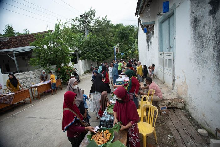 Pasar Mbaganan walau tak dipadati pengunjung namun suasana akrab antar warga tampak terjalin. Konsep makanan sehat pun disukai warga yang hadir.