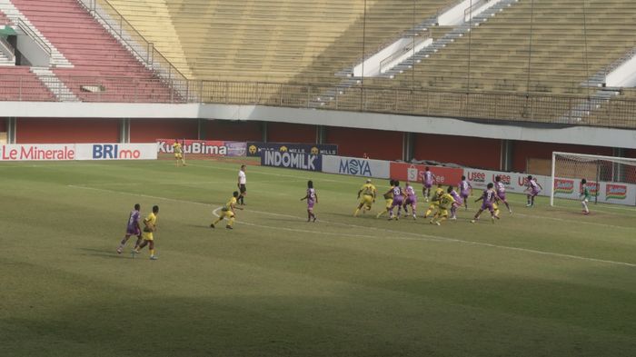 Suasana pertandingan Persita Tangerang vs Barito Putera di Stadion Maguwoharjo, Sleman sampai Sabtu (24/12/2022)