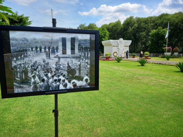 Foto peresmian Ereveld Ancol pada 14 September 1946. Tampak korps musik dan peserta berlatar monumen 'Hun Geest Heeft Overwonnen' yang bercat Triwarna. Di sinilah tempat bersejarah bermula. Awalnya di tapak monumen itu, Jepang menandai dengan sebuah nisan dan sebuah salib kayu, serta epitaf pada marmer yang menunjukkan makam. Kemudian Dinas Permakaman Tentara Belanda membangun monumen untuk mengenang korban. Arsip foto ini merupakan bagian pameran 'Dari Masa Lalu untuk Masa Depan dalam Persaudaraan Lebih Baik' yang digelar di Ereveld Ancol 10 – 31 Desember 2022.