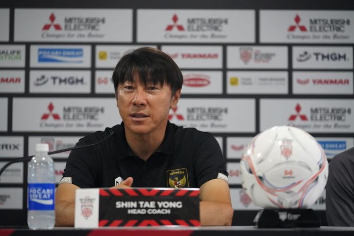 Pelatih timnas Indonesia, Shin Tae-yong, memberikan keterangan saat jumpa pers jelang lawan Brunei Darussalam di Piala AFF 2022.