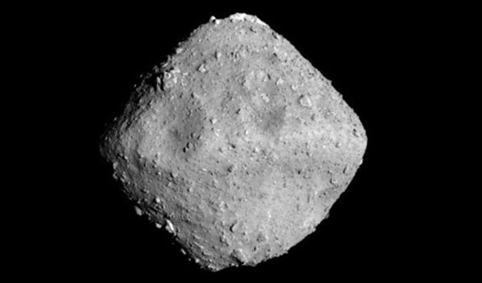 Asteroid Ryugu - Gambar diambil pada jarak 20 kilometer pada 26 Juni 2018, diameter 870 meter.