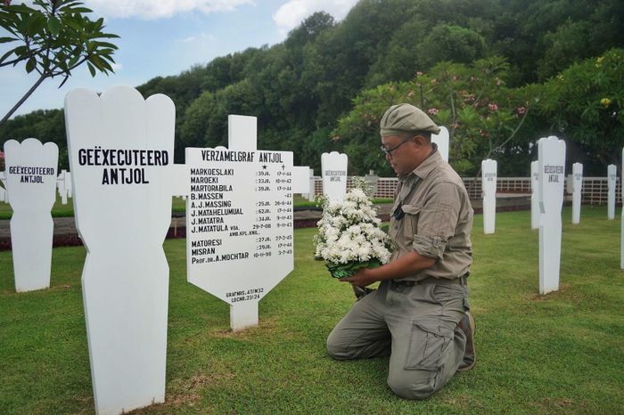 Makam massal bagi mereka yang dihabisi hidupnya di Ancol, berlabel 'Geexecuteerd Antjol'. Salah satunya Profesor Dr. Achmad Mochtar, Direktur Eijkman Instituut yang tewas karena fitnah vaksin maut yang dituduhkan kepadanya oleh Jepang.