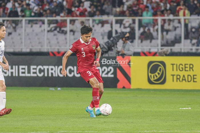 Bek sayap kiri timnas Indonesia, Edo Febriansyah, sedang menendang bola dalam laga Piala AFF 2022 di Stadion Gelora Bung Karno, Senayan, Jakarta, 23 Desember 2022.