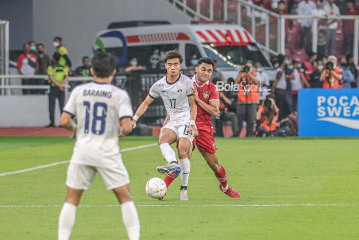 Bek sayap kanan timnas Indonesia, Asnawi Mangkualam Bahar (kanan), sedang berusaha merebut bola saat bertanding dalam laga Piala AFF 2022 di Stadion Gelora Bung Karno, Senayan, Jakarta, 23 Desember 2022.