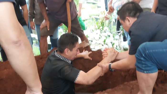 Ayahanda dari pengacara kondang Sandy Arifin, Lukman Arifin, baru saja menghembuskan napas terakhirnya, Minggu (25/12/2022).
