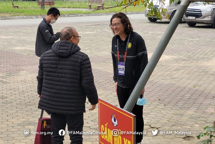 Pelatih timnas Malaysia, Kim Pan-gon, sedang berbincang dengan pelatih Vietnam, Park Hang-seo