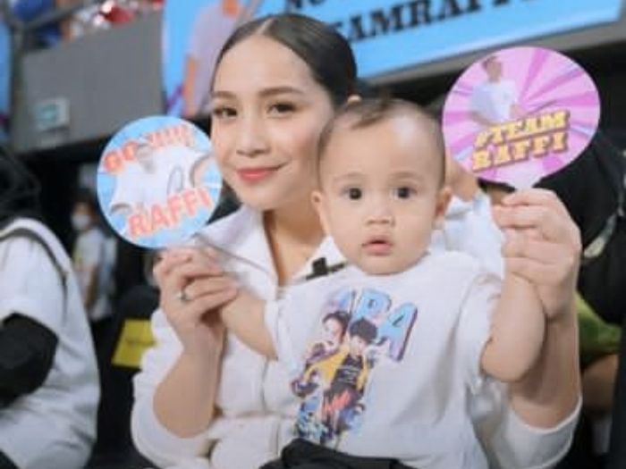 Nagita Slavina jadi sorotan saat momong Cipung