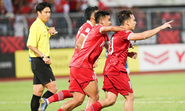 Wasit Kim Hee-gon saat mencatat nama Egy Maulana Vikri sebagai pencetak gol di laga timnas Indonesia kontra Brunei Darussalam di Piala AFF 2022.