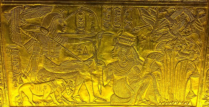 Adegan yang menunjukkan Ankhesenamun memberikan anak panah pada Tutankhamun saat berburu.