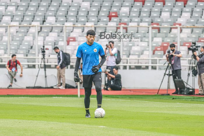 Kiper timnas Indonesia, Muhammad Riyandi, sedang menguasai bola saat berlatih di Stadion Gelora Bung Karno, Senayan, Jakarta, 28 Desember 2022.