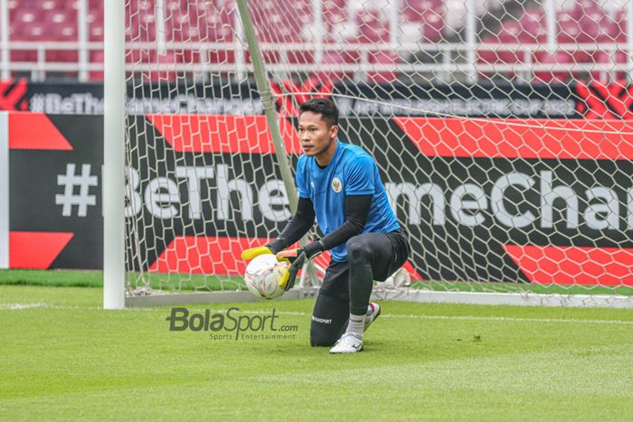 Kiper timnas Indonesia, Syahrul Trisna Fadillah, tampak sedang menangkap bola saat berlatih di Stadion Gelora Bung Karno, Senayan, Jakarta, 28 Desember 2022.