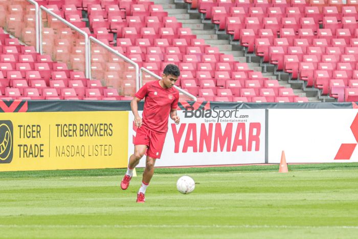 Bek sayap kanan timnas Indonesia, Asnawi Mangkualam Bahar, sedang menguasai bola saat berlatih di Stadion Gelora Bung Karno, Senayan, Jakarta, 28 Desember 2022.