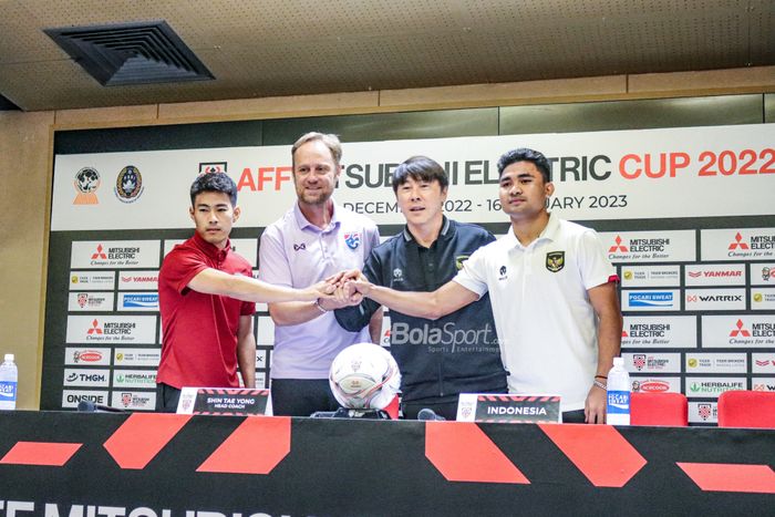 (Dari kiri ke kanan) Alexandre Polking sebagai pelatih timnas Thailand, Sarach Yooyen selaku pemain timnas Thailand, Asnawi Mangkualam Bahar sebagai pemain timnas Indonesia, dan Shin Tae-yong selaku pelatih timnas Indonesia.