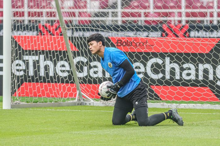 Kiper timnas Indonesia, Muhammad Riyandi, sedang menangkap bola saat berlatih di Stadion Gelora Bung Karno, Senayan, Jakarta, 28 Desember 2022.