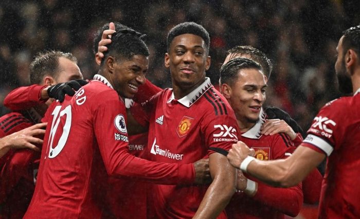 Para pemain Manchester United merayakan gol yang dicetak Marcus Rashford ke gawang Nottingham Forest pada laga Liga Inggris 2022-2023.