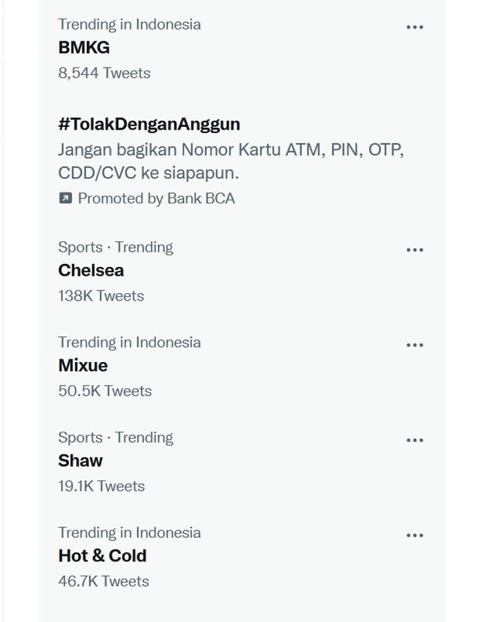 Bek Manchester United, Luke Shaw, trending topic gara-gara menjadi bek tengah.