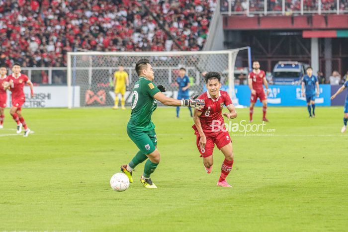 Penyerang timnas Indonesia, Witan Sulaeman, berhasil melewati kiper timnas Thailand, Kittipong Phoothawchuek, pada laga Grup A Piala AFF 2022, Kamis (29/12/2022) di SUGBK, Senayan.
