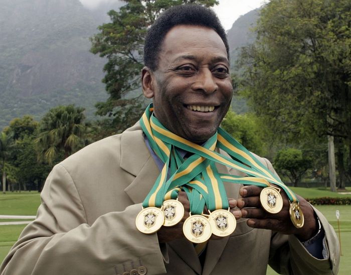 Pele saat berpose dengan medali juara timnas Brasil. Pele meninggal dunia pada Kamis (29/12/2022) di Sao Paulo dalam usia 82 tahun.