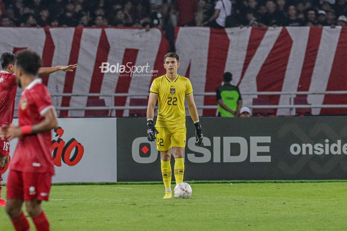 Kiper timnas Indonesia, Nadeo Argawinata, sedang menguasai bola saat berlaga pada Piala AFF 2022 di Stadion Utama Gelora Bung Karno, Senayan, Jakarta, 29 Desember 2022.