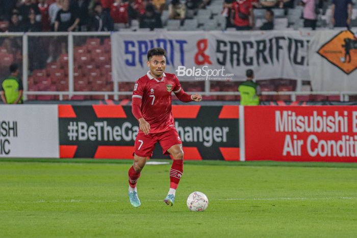 Pemain sayap kiri timnas Indonesia, Saddil Ramdani, sedang menguasai bola saat berlaga pada Piala AFF 2022 di Stadion Utama Gelora Bung Karno, Senayan, Jakarta, 29 Desember 2022.