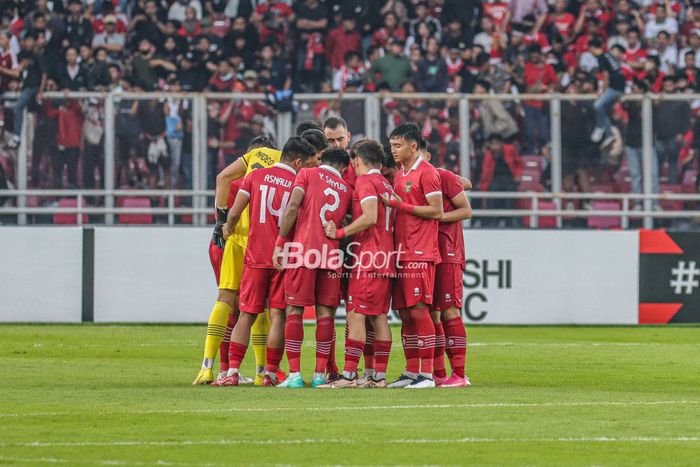 Skuat timnas Indonesia (skuad timnas Indonesia) tampak sedang melakukan briefing jelang berlaga pada Piala AFF 2022 di Stadion Utama Gelora Bung Karno, Senayan, Jakarta, 29 Desember 2022.