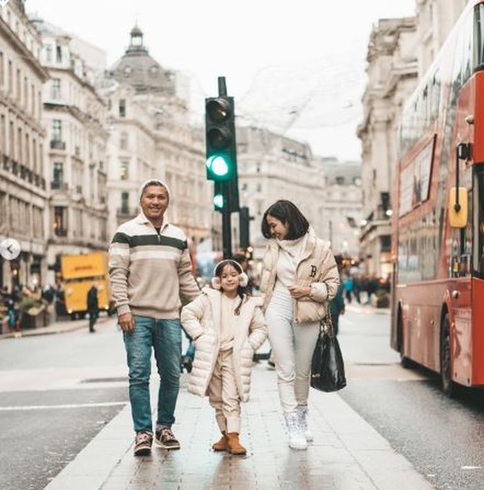 Kemesraan Gading Marten dan Gisella Anastasia saat liburan bareng Gempi di luar negeri
