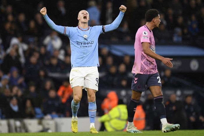 Striker Manchester City, Erling Haaland, melakukan selebrasi dalam laga Liga Inggris kontra Everton di Stadion Etihad, Sabtu (31/12/2022).