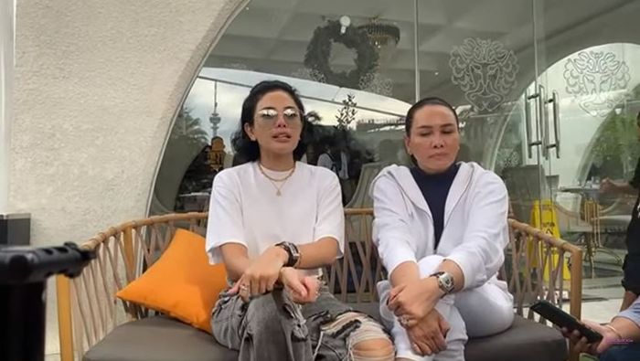 Nikita Mirzani saat melakukan konferensi pers didampingi sahabatnya Fitri Salhuteru usai bebas dari penjara. 