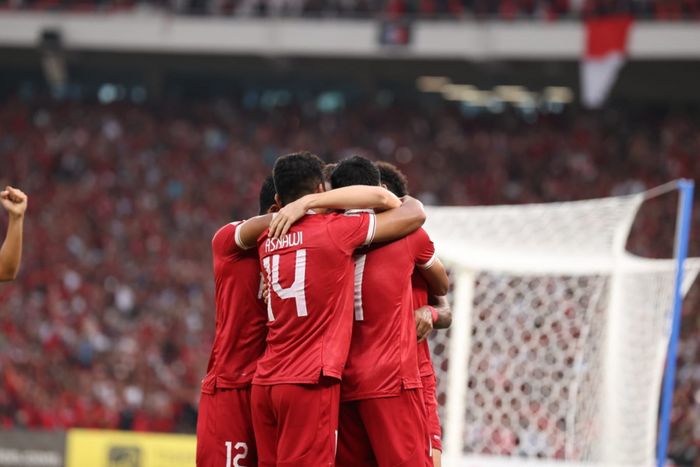 Skuad timnas Indonesia merayakan gol yang dicetak Marc Klok ketika laga melawan Thailand di Piala AFF 2022.