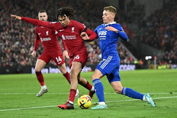 Bek kanan Liverpool, Trent Alexander-Arnold, berduel dengan gelandang Leicester City, Harvey Barnes, dalam laga Liga Inggris di Stadion Anfield, Jumat (30/12/2022).