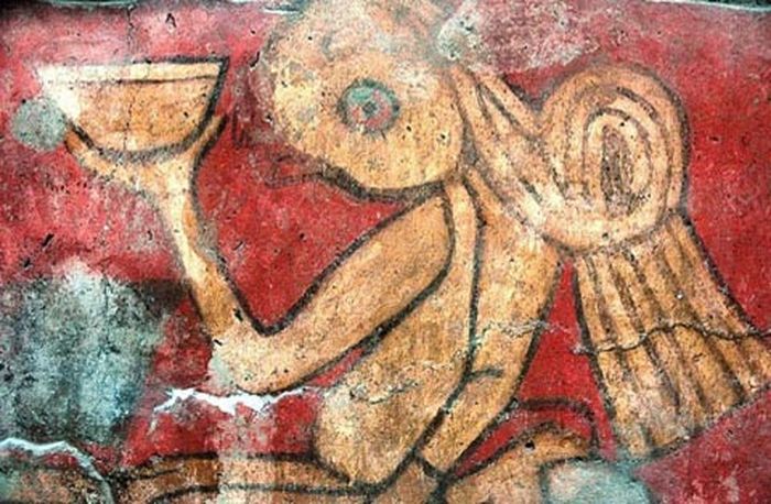 Sosok yang memegang bejana kecil berisi alkohol dari 'Mural of Drinkers'.
