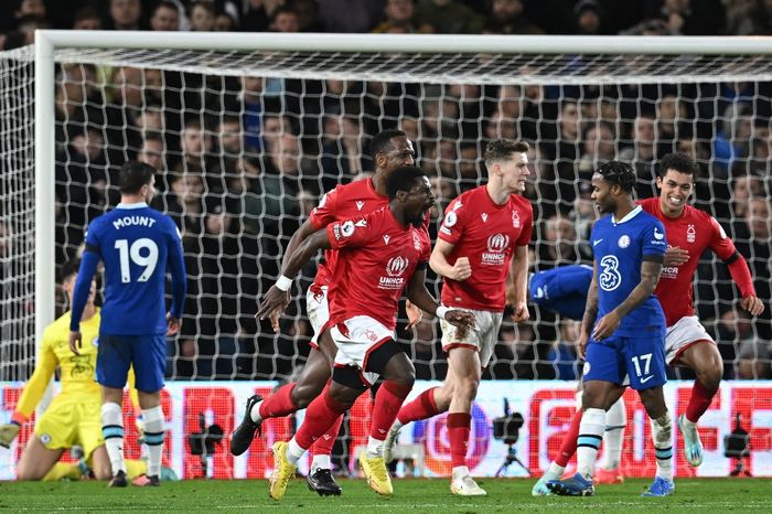 Bek Nottingham Forest, Serge Aurier, merayakan gol ke gawang Chelsea dalam laga Liga Inggris di Stadion The City Ground, Minggu (1/1/2023).