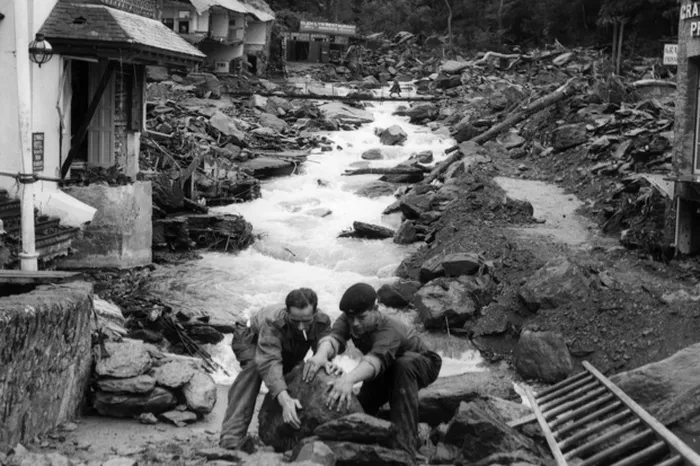 Bencana banjir Lynmouth yang terjadi di Inggris pada tahun 1952.
