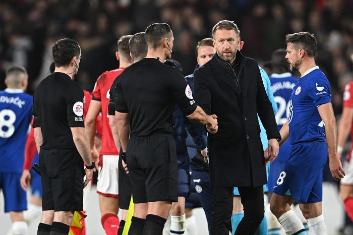 Pelatih Chelsea, Graham Potter, menyalam wasit seusai laga Liga Inggris kontra Nottingham Forest di Stadion The City Ground, Minggu (1/1/2022).