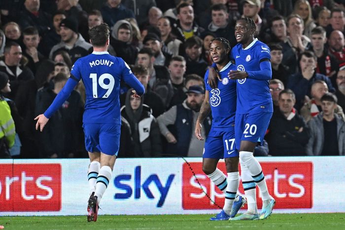 Winger Chelsea, Raheem Sterling (tengah), merayakan gol ke gawang Nottingham Forest dalam laga Liga Inggris di Stadion The City Ground, Minggu (1/1/2023).