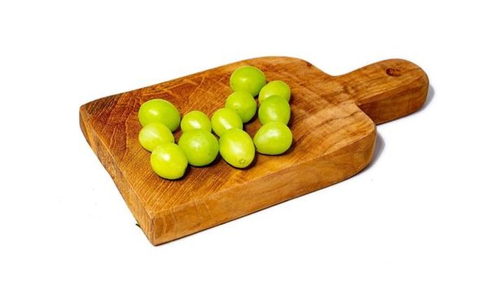 Tepat tengah malam saat pergantian tahun, orang Spanyol memakan 12 buah anggur. Satu anggur setiap kali jam berdentang. Tradisi ini dipercaya dapat membawa keberuntungan di tahun yang akan datang.