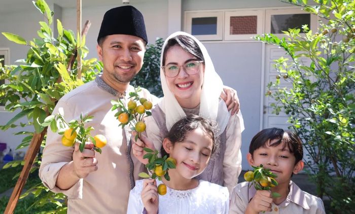 Keluarga Emil Dardak dan Arumi Bachsin