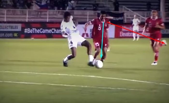 Ricky Kambuaya saat momen serangan balik dalam laga Filipina vs Indonesia (2/1/2023), yang membuatnya dihujat suporter. Kambuaya seharusnya menatap sesuai panah merah, tetapi terfokus pada panah biru. 