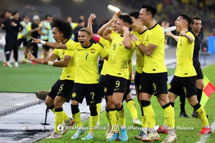 Para pemain timnas Malaysia merayakan gol di babak penyisihan Grup B Piala AFF 2022.